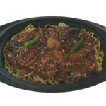 セブンイレブンのミニ香ばし あんかけ焼そばを比較する。税込価格：430円、カロリー：334kcal、1円あたりカロリー：0.78kcal/円、たんぱく質：14g、1円あたりたんぱく質：0.03g/円、脂質：9.4g、炭水化物：50.5g、糖質：46.1g、食物繊維：4.4g、食塩相当量：2.9g。香ばしい麺に海鮮の旨味を感じられるあんを組み合わせた定番のあんかけ焼そばを小容量サイズに仕立てました。アレルギー：卵、小麦、えび。