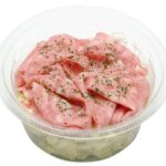 セブンイレブンのおつまみポテトサラダ 山わさびマヨネーズ入りを比較する。税込価格：257円、カロリー：325kcal、1円あたりカロリー：1.26kcal/円、たんぱく質：4.8g、1円あたりたんぱく質：0.02g/円、脂質：23.1g、炭水化物：25.2g、糖質：23.5g、食物繊維：1.7g、食塩相当量：1.5g。ソフトサラミと山わさびマヨネーズを盛り付けたおつまみにも合うポテトサラダです。アレルギー：卵、小麦。