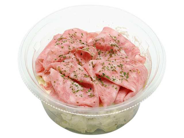セブンイレブンのおつまみポテトサラダ 山わさびマヨネーズ入りを比較する。税込価格：257円、カロリー：325kcal、1円あたりカロリー：1.26kcal/円、たんぱく質：4.8g、1円あたりたんぱく質：0.02g/円、脂質：23.1g、炭水化物：25.2g、糖質：23.5g、食物繊維：1.7g、食塩相当量：1.5g。ソフトサラミと山わさびマヨネーズを盛り付けたおつまみにも合うポテトサラダです。アレルギー：卵、小麦。