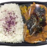 セブンイレブンのチキンかつ弁当を比較する。税込価格：740円、カロリー：677kcal、1円あたりカロリー：0.92kcal/円、たんぱく質：26.3g、1円あたりたんぱく質：0.04g/円、脂質：20.8g、炭水化物：98.7g、糖質：93.6g、食物繊維：5.1g、食塩相当量：5g。甘濃いソースでごはんが進む、チキンかつ弁当です。アレルギー：卵、小麦。
