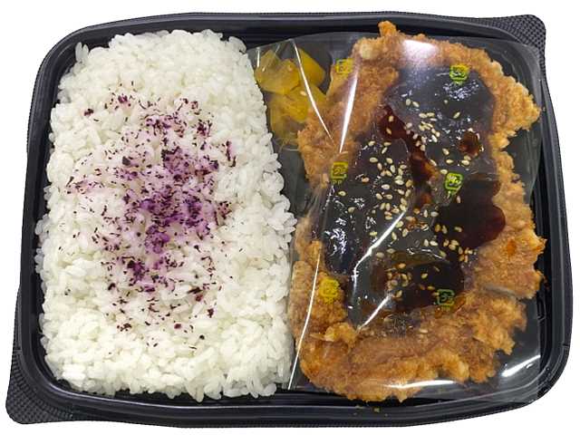 セブンイレブンのチキンかつ弁当を比較する。税込価格：740円、カロリー：677kcal、1円あたりカロリー：0.92kcal/円、たんぱく質：26.3g、1円あたりたんぱく質：0.04g/円、脂質：20.8g、炭水化物：98.7g、糖質：93.6g、食物繊維：5.1g、食塩相当量：5g。甘濃いソースでごはんが進む、チキンかつ弁当です。アレルギー：卵、小麦。