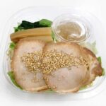 焼きあごだし仕立て塩ラーメンサラダ セブンイレブン あごだしと塩スープの組み合わせをドレッシングにしたラーメンサラダ。