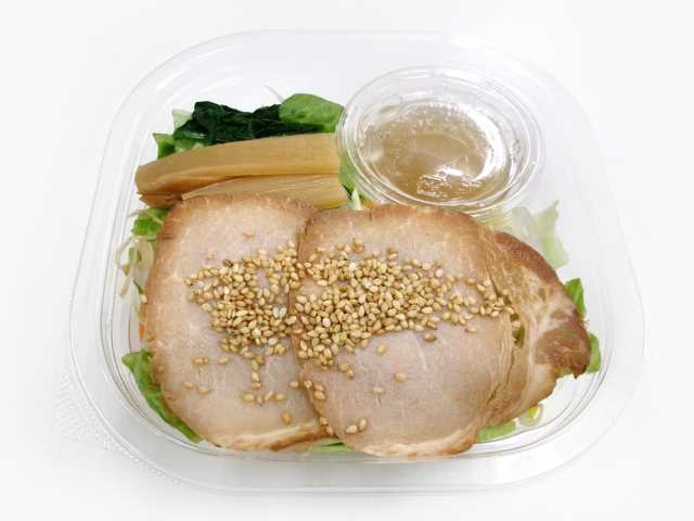 焼きあごだし仕立て塩ラーメンサラダ セブンイレブン あごだしと塩スープの組み合わせをドレッシングにしたラーメンサラダ。