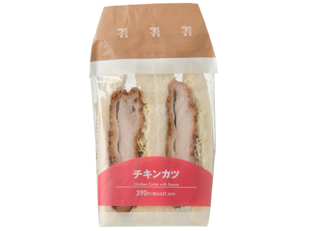 セブンイレブンのチキンカツサンドを比較する。税込価格：421円、カロリー：412kcal、1円あたりカロリー：0.98kcal/円、たんぱく質：17.7g、1円あたりたんぱく質：0.04g/円、脂質：20.1g、炭水化物：41.1g、糖質：39.2g、食物繊維：1.9g、食塩相当量：2.4g。ソースを塗ったチキンカツとキャベツを盛り付けた食べ応えのあるサンドイッチです。パン生地をふんわりとした食感に変更し価格を税抜３８０円から３９０円に変更します。アレルギー：卵、乳、小麦。