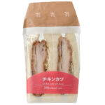 セブンイレブンのチキンカツサンドを比較する。税込価格：421円、カロリー：412kcal、1円あたりカロリー：0.98kcal/円、たんぱく質：17.7g、1円あたりたんぱく質：0.04g/円、脂質：20.1g、炭水化物：41.1g、糖質：39.2g、食物繊維：1.9g、食塩相当量：2.4g。ソースを塗ったチキンカツとキャベツを盛り付けた食べ応えのあるサンドイッチです。パン生地をふんわりとした食感に変更し価格を税抜３８０円から３９０円に変更します。アレルギー：卵、乳、小麦。