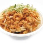セブンイレブンのたぬきうどん 上州地粉使用麺を比較する。税込価格：400円、カロリー：460kcal、1円あたりカロリー：1.15kcal/円、たんぱく質：12.1g、1円あたりたんぱく質：0.03g/円、脂質：11.1g、炭水化物：79.9g、糖質：76g、食物繊維：3.9g、食塩相当量：4.7g。上州地粉を配合したもっちりとした麺に、野菜と小海老の旨みを感じられる揚げ玉を組み合わせた温かいたぬきうどんです。アレルギー：卵、小麦、えび。