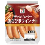 セブンイレブンの７プレミアム あらびきウインナーを比較する。税込価格：194円、カロリー：313kcal、1円あたりカロリー：1.61kcal/円、たんぱく質：10.5g、1円あたりたんぱく質：0.05g/円、脂質：28.3g、炭水化物：4g、糖質：4g、食物繊維：0g、食塩相当量：1.7g。パリッとした食感と、ジューシーな肉の旨みが楽しめるあらびきウインナーです。アレルギー：なし。