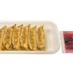 セブンイレブンの焼き餃子 ６個入りを比較する。税込価格：333円、カロリー：380kcal、1円あたりカロリー：1.14kcal/円、たんぱく質：12.6g、1円あたりたんぱく質：0.04g/円、脂質：19.3g、炭水化物：40.3g、糖質：37.8g、食物繊維：2.5g、食塩相当量：2.4g。もっちり食感の皮と香味豊かな中具を組み合わせた焼き餃子です。アレルギー：卵、小麦。
