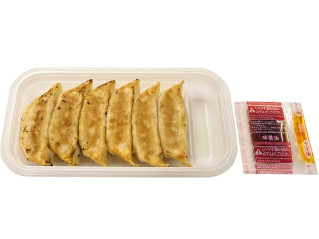 セブンイレブンの焼き餃子 ６個入りを比較する。税込価格：333円、カロリー：380kcal、1円あたりカロリー：1.14kcal/円、たんぱく質：12.6g、1円あたりたんぱく質：0.04g/円、脂質：19.3g、炭水化物：40.3g、糖質：37.8g、食物繊維：2.5g、食塩相当量：2.4g。もっちり食感の皮と香味豊かな中具を組み合わせた焼き餃子です。アレルギー：卵、小麦。