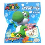 スーパーマリオ　ヨッシー　バスボール ファミリーマート 「スーパーマリオ」に登場するヨッシーのマスコット入りバスボール。
バスボールを浴槽に入れると、発泡しながら溶けて、中からマスコットが出てくる仕様。
バスボールはヨッシーのたまごの形。
お湯の色：ほんのり黄緑色
※お湯の量によっては色がつかない場合があります
かおり：リンゴのかおり
【種類数】
全10種
※絵柄は選択不可。
マスコットサイズ：約W18×H23×D18mm