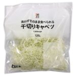 セブンイレブンの７プレミアム 千切りキャベツ。税込価格：127円。温度管理されたキャベツをカットすることで本来の食感を保ったカット野菜です。