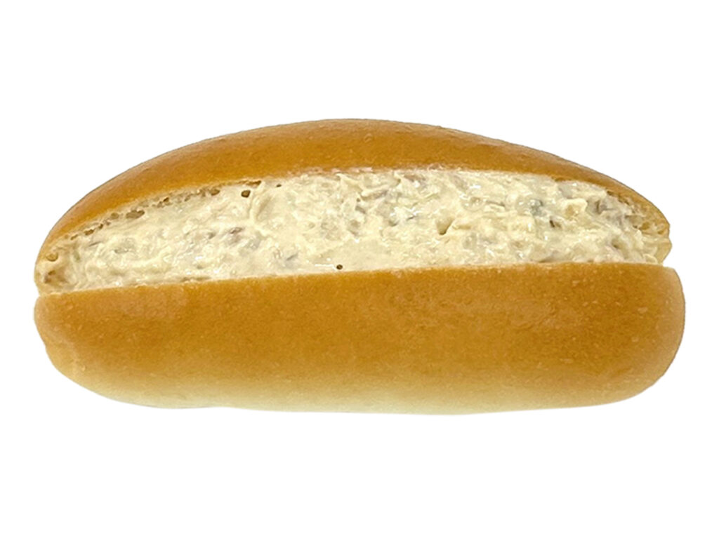 セブンイレブンのツナサラダロール。税込価格：160円、カロリー：295kcal、たんぱく質：6.8g、脂質：19g、炭水化物：24.9g、糖質：23.4g、食物繊維：1.5g、食塩相当量：1g。しっとりともっちりを両立した食感のコッペパンに九州で好まれる甘めに仕上げたツナサラダを盛り付けました。アレルギー：卵、乳、小麦。