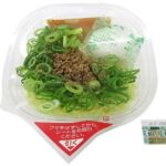 セブンイレブンの広島の味 冷し汁なし担担麺 温たま付きを比較する。税込価格：616円、カロリー：507kcal、1円あたりカロリー：0.82kcal/円、たんぱく質：20.7g、1円あたりたんぱく質：0.03g/円、脂質：18.3g、炭水化物：68.1g、糖質：61.7g、食物繊維：6.4g、食塩相当量：3.8g。広島県の人気メニュー汁なし担担麺を、冷たい麺でお召し上がりください。アレルギー：卵、小麦。
