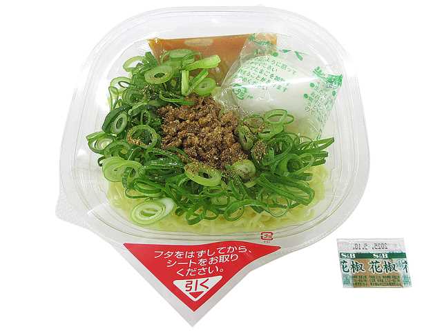 セブンイレブンの広島の味 冷し汁なし担担麺 温たま付きを比較する。税込価格：616円、カロリー：507kcal、1円あたりカロリー：0.82kcal/円、たんぱく質：20.7g、1円あたりたんぱく質：0.03g/円、脂質：18.3g、炭水化物：68.1g、糖質：61.7g、食物繊維：6.4g、食塩相当量：3.8g。広島県の人気メニュー汁なし担担麺を、冷たい麺でお召し上がりください。アレルギー：卵、小麦。