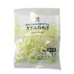 セブンイレブンの７プレミアム 刻み白ねぎ。税込価格：140円、カロリー：14kcal、たんぱく質：0.6g、脂質：0g、炭水化物：3.3g、糖質：2.3g、食物繊維：1g、食塩相当量：0g。洗わずにそのまま使用出来る刻み白ねぎです。麺類や冷や奴などの薬味としておすすめです。