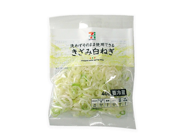 セブンイレブンの７プレミアム 刻み白ねぎ。税込価格：140円、カロリー：14kcal、たんぱく質：0.6g、脂質：0g、炭水化物：3.3g、糖質：2.3g、食物繊維：1g、食塩相当量：0g。洗わずにそのまま使用出来る刻み白ねぎです。麺類や冷や奴などの薬味としておすすめです。