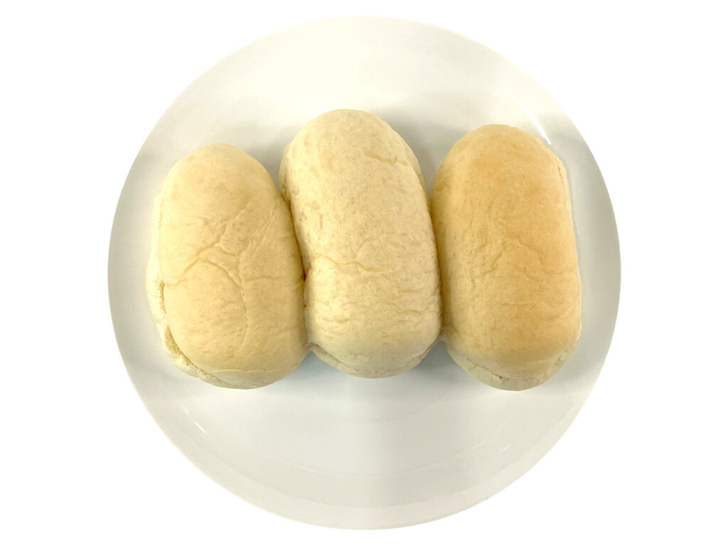セブンイレブンの７Ｐ練乳クリーム３個入を比較する。税込価格：138円、カロリー：135kcal、1円あたりカロリー：0.98kcal/円、たんぱく質：3.3g、1円あたりたんぱく質：0.02g/円、脂質：6.7g、炭水化物：15.6g、糖質：15g、食物繊維：0.6g、食塩相当量：0.4g。しっとりとした生地にコクのある練乳クリームをサンドした３個入りの商品です。アレルギー：卵、乳、小麦。