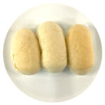 セブンイレブンの７Ｐ練乳クリーム３個入を比較する。税込価格：138円、カロリー：135kcal、1円あたりカロリー：0.98kcal/円、たんぱく質：3.3g、1円あたりたんぱく質：0.02g/円、脂質：6.7g、炭水化物：15.6g、糖質：15g、食物繊維：0.6g、食塩相当量：0.4g。しっとりとした生地にコクのある練乳クリームをサンドした３個入りの商品です。アレルギー：卵、乳、小麦。