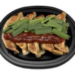 セブンイレブンのピリ辛ダレで食べる おつまみニラ餃子を比較する。税込価格：387円、カロリー：269kcal、1円あたりカロリー：0.70kcal/円、たんぱく質：11.4g、1円あたりたんぱく質：0.03g/円、脂質：11.4g、炭水化物：31.4g、糖質：28.8g、食物繊維：2.6g、食塩相当量：2.5g。餃子の上にニラを乗せ、キムチダレと酢醤油を合わせたおつまみ餃子です。アレルギー：卵、小麦、かに。