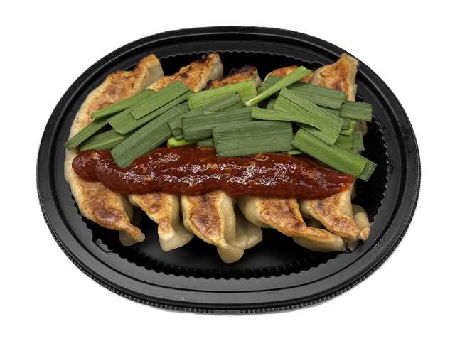 セブンイレブンのピリ辛ダレで食べる おつまみニラ餃子を比較する。税込価格：387円、カロリー：269kcal、1円あたりカロリー：0.70kcal/円、たんぱく質：11.4g、1円あたりたんぱく質：0.03g/円、脂質：11.4g、炭水化物：31.4g、糖質：28.8g、食物繊維：2.6g、食塩相当量：2.5g。餃子の上にニラを乗せ、キムチダレと酢醤油を合わせたおつまみ餃子です。アレルギー：卵、小麦、かに。