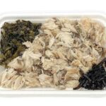セブンイレブンの塩麹仕立ての焼さば御飯（麦飯）を比較する。税込価格：464円、カロリー：389kcal、1円あたりカロリー：0.84kcal/円、たんぱく質：12.4g、1円あたりたんぱく質：0.03g/円、脂質：13.4g、炭水化物：56.4g、糖質：53.1g、食物繊維：3.3g、食塩相当量：1.8g。麦飯に、脂がたっぷりのったさばを塩麹につけこむことで柔らかくしっとりとした食感に焼き上げた、さばメインの御飯。アレルギー：卵、小麦。