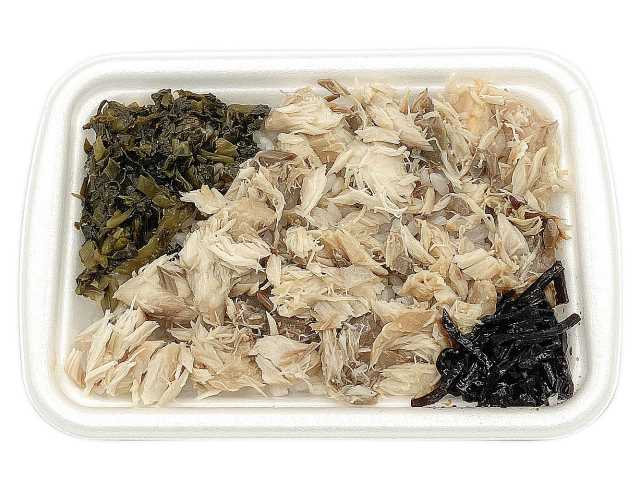 セブンイレブンの塩麹仕立ての焼さば御飯（麦飯）を比較する。税込価格：464円、カロリー：389kcal、1円あたりカロリー：0.84kcal/円、たんぱく質：12.4g、1円あたりたんぱく質：0.03g/円、脂質：13.4g、炭水化物：56.4g、糖質：53.1g、食物繊維：3.3g、食塩相当量：1.8g。麦飯に、脂がたっぷりのったさばを塩麹につけこむことで柔らかくしっとりとした食感に焼き上げた、さばメインの御飯。アレルギー：卵、小麦。