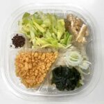 セブンイレブンの富士吉田名物 吉田のうどん 冷したぬきを比較する。税込価格：486円、カロリー：516kcal、1円あたりカロリー：1.06kcal/円、たんぱく質：14.6g、1円あたりたんぱく質：0.03g/円、脂質：12.1g、炭水化物：89.1g、糖質：85.2g、食物繊維：3.9g、食塩相当量：4.3g。山梨県富士吉田市のご当地メニュー「吉田のうどん」の冷したぬきです。アレルギー：卵、小麦、えび。