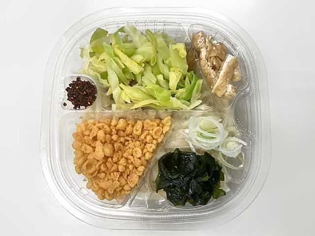 セブンイレブンの富士吉田名物 吉田のうどん 冷したぬきを比較する。税込価格：486円、カロリー：516kcal、1円あたりカロリー：1.06kcal/円、たんぱく質：14.6g、1円あたりたんぱく質：0.03g/円、脂質：12.1g、炭水化物：89.1g、糖質：85.2g、食物繊維：3.9g、食塩相当量：4.3g。山梨県富士吉田市のご当地メニュー「吉田のうどん」の冷したぬきです。アレルギー：卵、小麦、えび。