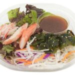 わさび香るシーフードサラダそば セブンイレブン わさびが香るそばつゆで味わう、野菜などを盛り付けたサラダそば。カニカマ、わかめ、大根、人参、紫キャベツ、サニーレタスを盛り付け。