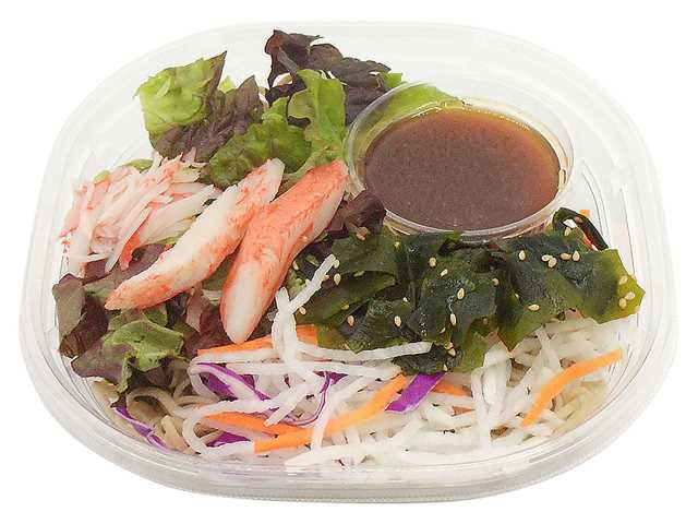わさび香るシーフードサラダそば セブンイレブン わさびが香るそばつゆで味わう、野菜などを盛り付けたサラダそば。カニカマ、わかめ、大根、人参、紫キャベツ、サニーレタスを盛り付け。