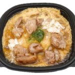 セブンイレブンの東北限定 炭火焼鳥の特製親子丼を比較する。税込価格：583円、カロリー：550kcal、1円あたりカロリー：0.94kcal/円、たんぱく質：20.4g、1円あたりたんぱく質：0.03g/円、脂質：9.6g、炭水化物：96g、糖質：95.2g、食物繊維：0.8g、食塩相当量：2.8g。炭火で焼成した鶏肉をトッピングした親子丼です。ふんわりと仕上げたたまごと、割り下の出汁感で食べ進みの良い仕立てです。アレルギー：卵、小麦。