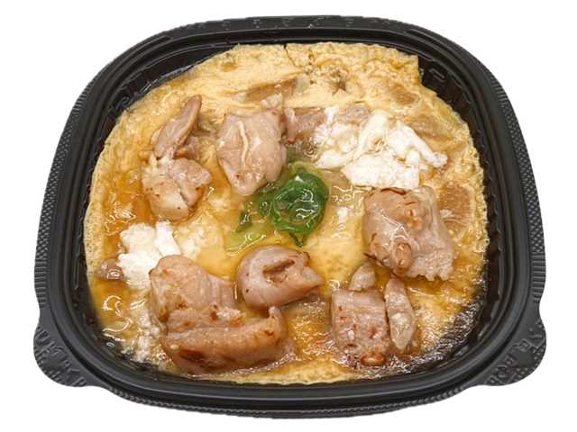 セブンイレブンの東北限定 炭火焼鳥の特製親子丼を比較する。税込価格：583円、カロリー：550kcal、1円あたりカロリー：0.94kcal/円、たんぱく質：20.4g、1円あたりたんぱく質：0.03g/円、脂質：9.6g、炭水化物：96g、糖質：95.2g、食物繊維：0.8g、食塩相当量：2.8g。炭火で焼成した鶏肉をトッピングした親子丼です。ふんわりと仕上げたたまごと、割り下の出汁感で食べ進みの良い仕立てです。アレルギー：卵、小麦。