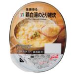 セブンイレブンの７プレミアム 鶏白湯のとり雑炊を比較する。税込価格：322円、カロリー：228kcal、1円あたりカロリー：0.71kcal/円、たんぱく質：9.3g、1円あたりたんぱく質：0.03g/円、脂質：5.5g、炭水化物：36.5g、糖質：34.2g、食物繊維：2.3g、食塩相当量：1.9g。生姜香る鶏白湯のとり雑炊です。アレルギー：卵、乳、小麦。