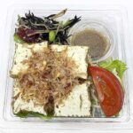 セブンイレブンのだし厚揚げとひじき煮の和サラダを比較する。税込価格：430円、カロリー：145kcal、1円あたりカロリー：0.34kcal/円、たんぱく質：11.6g、1円あたりたんぱく質：0.03g/円、脂質：8.3g、炭水化物：7.3g、糖質：4.6g、食物繊維：2.7g、食塩相当量：1.8g。鰹出汁がしみこんだ旨味のある厚揚げとひじき煮を組み合わせた満足感のある食事サラダです。アレルギー：小麦。