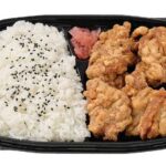 セブンイレブンのやみつきジューシー唐揚げ弁当を比較する。税込価格：700円、カロリー：707kcal、1円あたりカロリー：1.01kcal/円、たんぱく質：35.8g、1円あたりたんぱく質：0.05g/円、脂質：23.4g、炭水化物：90.6g、糖質：85.9g、食物繊維：4.7g、食塩相当量：3.2g。にんにくの風味が効いたジューシーな唐揚げ弁当です。アレルギー：卵、乳、小麦。