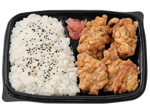 セブンイレブンのやみつきジューシー唐揚げ弁当を比較する。税込価格：700円、カロリー：707kcal、1円あたりカロリー：1.01kcal/円、たんぱく質：35.8g、1円あたりたんぱく質：0.05g/円、脂質：23.4g、炭水化物：90.6g、糖質：85.9g、食物繊維：4.7g、食塩相当量：3.2g。にんにくの風味が効いたジューシーな唐揚げ弁当です。アレルギー：卵、乳、小麦。