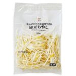 セブンイレブンの７プレミアム緑豆もやし。税込価格：54円、カロリー：15kcal、たんぱく質：1.7g、脂質：0.1g、炭水化物：2.6g、糖質：1.3g、食物繊維：1.3g、食塩相当量：0g。