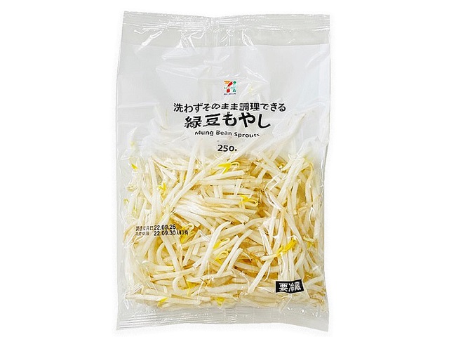 セブンイレブンの７プレミアム緑豆もやし。税込価格：54円、カロリー：15kcal、たんぱく質：1.7g、脂質：0.1g、炭水化物：2.6g、糖質：1.3g、食物繊維：1.3g、食塩相当量：0g。