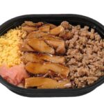 セブンイレブンの鶏そぼろ＆照り焼きを比較する。税込価格：464円、カロリー：442kcal、1円あたりカロリー：0.95kcal/円、たんぱく質：20.9g、1円あたりたんぱく質：0.05g/円、脂質：8.2g、炭水化物：71.6g、糖質：70.8g、食物繊維：0.8g、食塩相当量：3.3g。鶏そぼろと鶏の照り焼き，玉子そぼろを組み合わせたミニ弁当です。アレルギー：卵、小麦。