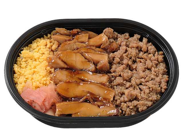 セブンイレブンの鶏そぼろ＆照り焼きを比較する。税込価格：464円、カロリー：442kcal、1円あたりカロリー：0.95kcal/円、たんぱく質：20.9g、1円あたりたんぱく質：0.05g/円、脂質：8.2g、炭水化物：71.6g、糖質：70.8g、食物繊維：0.8g、食塩相当量：3.3g。鶏そぼろと鶏の照り焼き，玉子そぼろを組み合わせたミニ弁当です。アレルギー：卵、小麦。