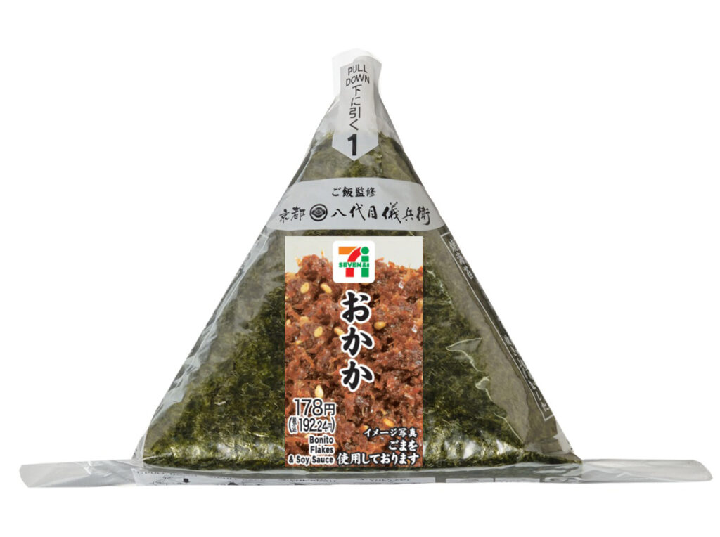 手巻おにぎり おかか セブンイレブン 出汁と醤油で甘辛く炊き上げたおかか煮を中具にした、パリッとした海苔を巻いて食べるおにぎりです。