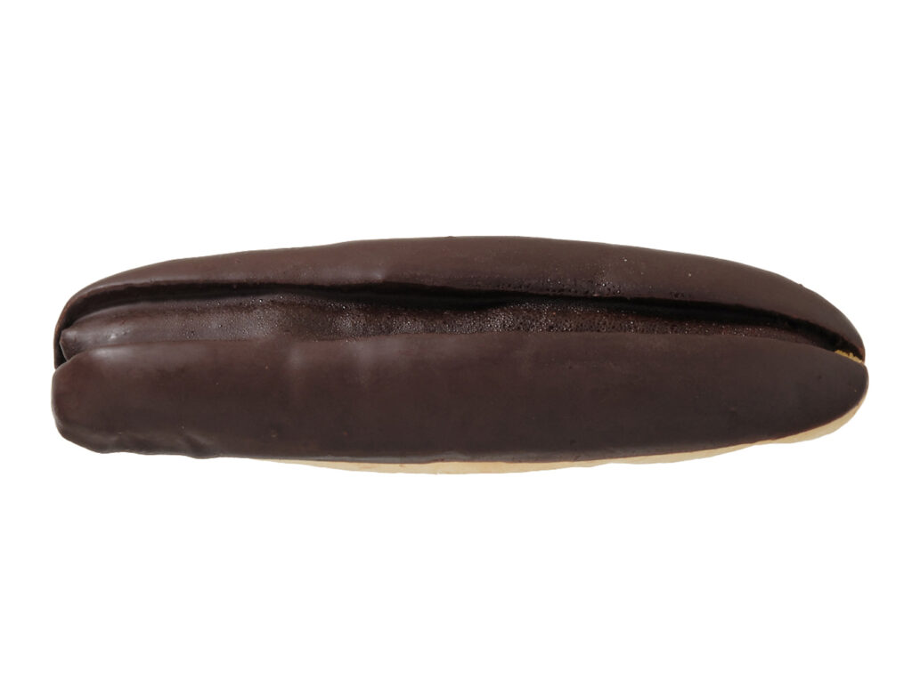 チョコ＆ホイップロール セブンイレブン しっとりとしたパン生地に、くちどけのよいホイップクリームを絞り、チョココーチングをかけた菓子パンです。