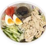 セブンイレブンのたんぱく質が摂れる 蒸し鶏のサラダを比較する。税込価格：484円、カロリー：172kcal、1円あたりカロリー：0.36kcal/円、たんぱく質：20.1g、1円あたりたんぱく質：0.04g/円、脂質：4.7g、炭水化物：13.8g、糖質：11g、食物繊維：2.8g、食塩相当量：3.6g。たんぱく質が豊富な蒸し鶏を使用したサラダです。柚子胡椒ドレッシングでお召し上がりください。アレルギー：卵、小麦、かに。