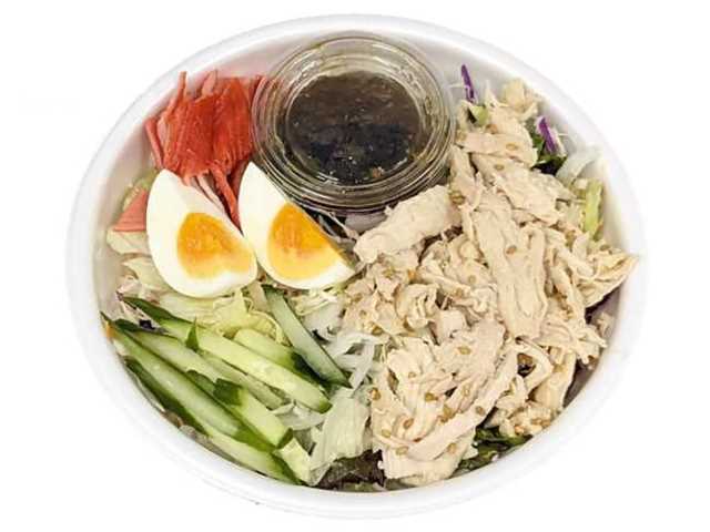 セブンイレブンのたんぱく質が摂れる 蒸し鶏のサラダを比較する。税込価格：484円、カロリー：172kcal、1円あたりカロリー：0.36kcal/円、たんぱく質：20.1g、1円あたりたんぱく質：0.04g/円、脂質：4.7g、炭水化物：13.8g、糖質：11g、食物繊維：2.8g、食塩相当量：3.6g。たんぱく質が豊富な蒸し鶏を使用したサラダです。柚子胡椒ドレッシングでお召し上がりください。アレルギー：卵、小麦、かに。