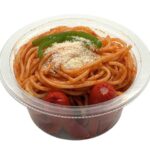 セブンイレブンのタコさんウインナー＆コク旨ナポリタンサラダを比較する。税込価格：257円、カロリー：213kcal、1円あたりカロリー：0.83kcal/円、たんぱく質：7.7g、1円あたりたんぱく質：0.03g/円、脂質：7.8g、炭水化物：29.2g、糖質：27g、食物繊維：2.2g、食塩相当量：1.9g。コクのあるトマトソースを絡めた食べ応えのあるナポリタンサラダとタコさんウインナーを組み合わせ、ピーマンと粉チーズで彩り良く仕上げました。アレルギー：卵、乳、小麦。
