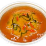 セブンイレブンのふんわり玉子の天津飯を比較する。税込価格：616円、カロリー：685kcal、1円あたりカロリー：1.11kcal/円、たんぱく質：21.2g、1円あたりたんぱく質：0.03g/円、脂質：36.2g、炭水化物：69.6g、糖質：67.7g、食物繊維：1.9g、食塩相当量：4.4g。ふんわり玉子とたっぷりの餡にこだわった天津飯です。アレルギー：卵、小麦、かに。