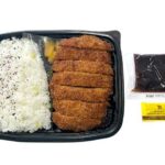セブンイレブンのチキンカツ弁当を比較する。税込価格：700円、カロリー：879kcal、1円あたりカロリー：1.26kcal/円、たんぱく質：28.9g、1円あたりたんぱく質：0.04g/円、脂質：32g、炭水化物：119.9g、糖質：117.6g、食物繊維：2.3g、食塩相当量：4.6g。しっとり柔らかいチキンカツをソースと和からしをかけて食べるお弁当です。アレルギー：小麦。