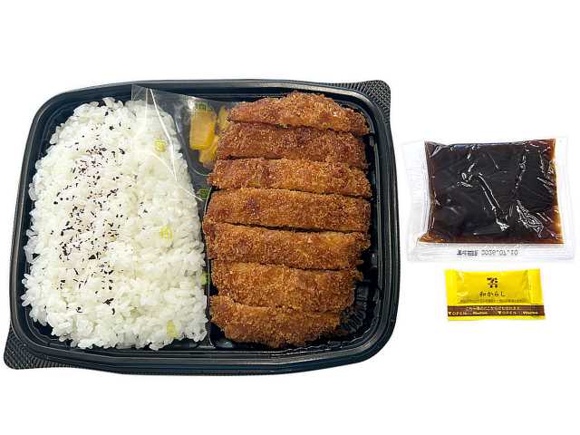 セブンイレブンのチキンカツ弁当を比較する。税込価格：700円、カロリー：879kcal、1円あたりカロリー：1.26kcal/円、たんぱく質：28.9g、1円あたりたんぱく質：0.04g/円、脂質：32g、炭水化物：119.9g、糖質：117.6g、食物繊維：2.3g、食塩相当量：4.6g。しっとり柔らかいチキンカツをソースと和からしをかけて食べるお弁当です。アレルギー：小麦。