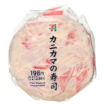 セブンイレブンのカニカマの寿司。税込価格：214円、カロリー：264kcal、たんぱく質：6g、脂質：10.7g、炭水化物：36.6g、糖質：35.4g、食物繊維：1.2g、食塩相当量：2.2g。マヨネーズと和えたカニ風味のかまぼこを使用した、手軽に食べられるワンハンドタイプの寿司です。アレルギー：卵、小麦、かに。
