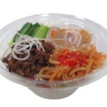 セブンイレブンの胡麻香る担々風パスタサラダを比較する。税込価格：376円、カロリー：348kcal、1円あたりカロリー：0.93kcal/円、たんぱく質：15.4g、1円あたりたんぱく質：0.04g/円、脂質：14.9g、炭水化物：40.4g、糖質：35.6g、食物繊維：4.8g、食塩相当量：2.3g。肉味噌、もやし、チンゲン菜等の具材に胡麻を使用した担々ドレッシングをかけて食べるパスタサラダ。原材料高騰により価格（税抜）を３３８円から３４８円に変更。アレルギー：小麦。